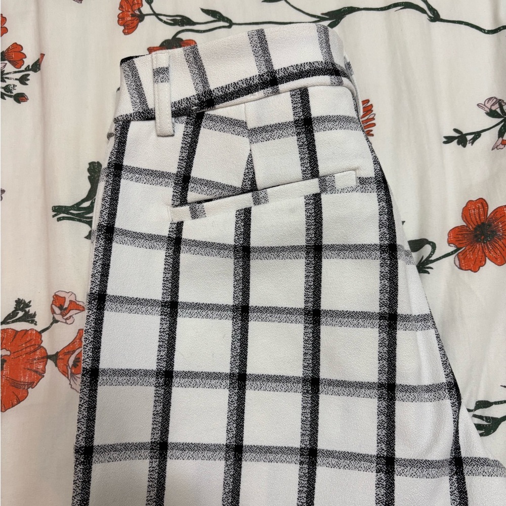 Express Plaid White and Black Ankle Cut Dress Pants, size is 6 short